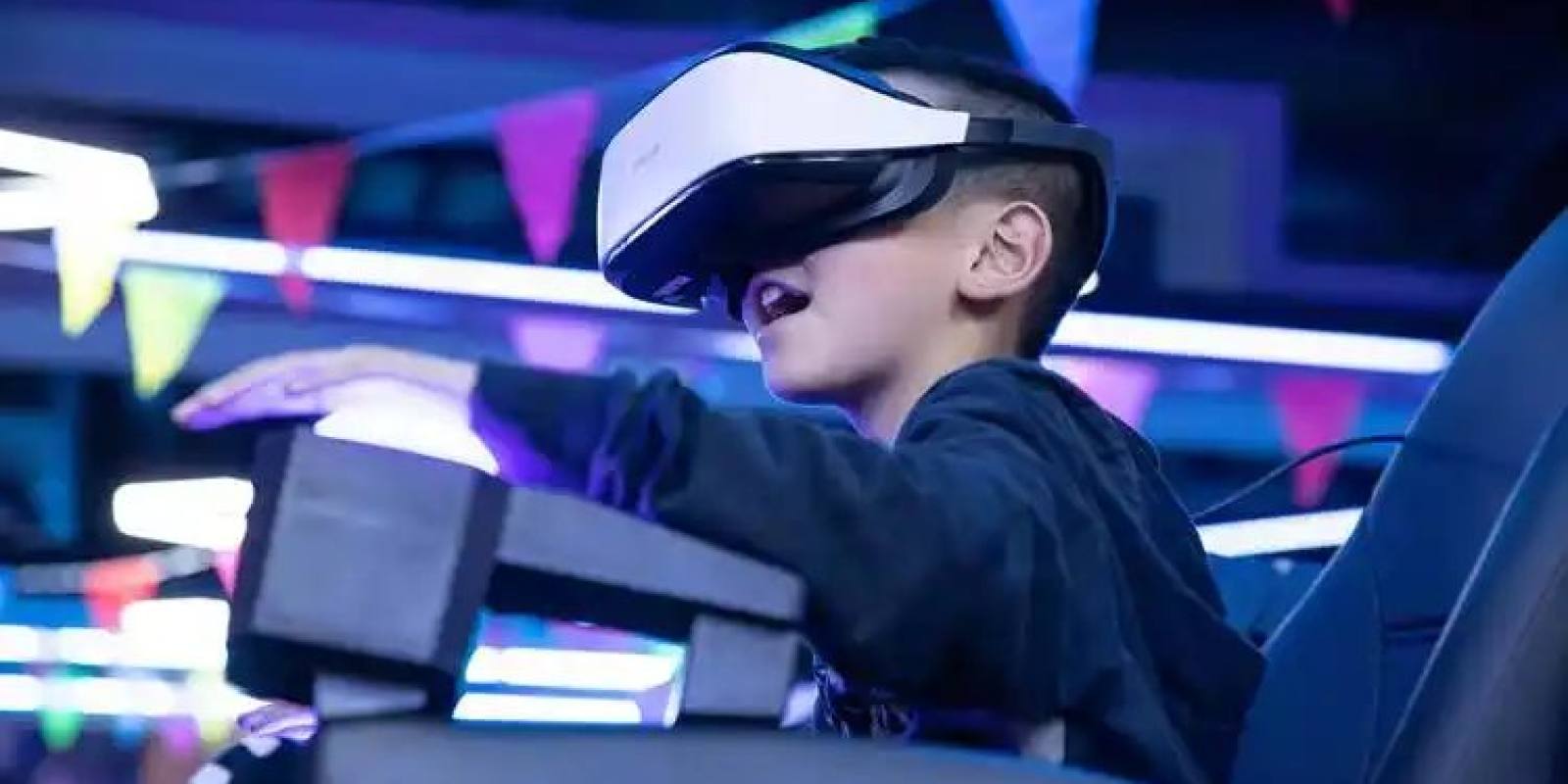jinnianhui金年会主视觉：真人VR体验馆多人协作场景