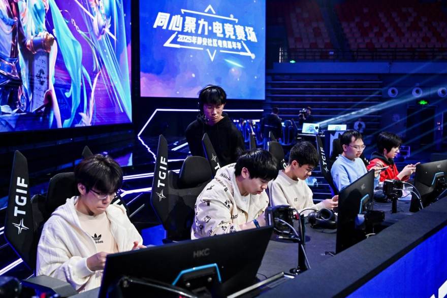 深夜解说席的灯光：金年会直播回放里那些被记住的声音